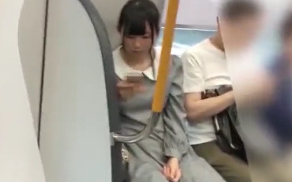 【パンチラ盗撮】ワンピースのお姉さん、電車内でパンツを逆さ撮りされる