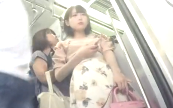 【パンチラ盗撮】満員電車で清楚系のお姉さんのスカートを逆さ撮り動画