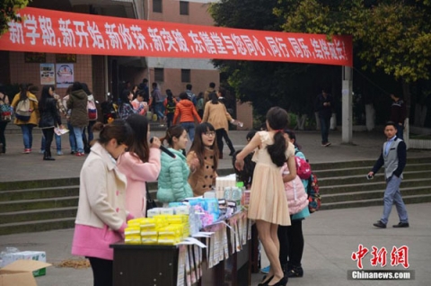 四川省　男子大学生が女装して毎月生理用品をセールス－２