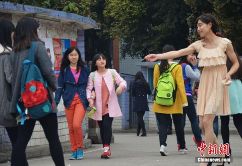 四川省　男子大学生が女装して毎月生理用品をセールス－３